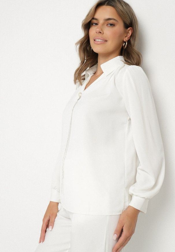 Born2be - Biała Bluzka z Kołnierzykiem i Odpinanym Łańcuszkiem z Cyrkoniami Gonwira. Okazja: na co dzień. Typ kołnierza: dekolt w serek. Kolor: biały. Materiał: jeans. Długość rękawa: długi rękaw. Długość: długie. Styl: casual, elegancki