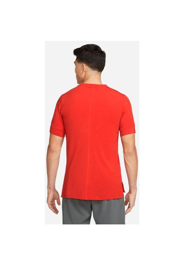 Podkoszulek Nike Yoga Dri-Fit, Mężczyźni. Kolor: czerwony. Materiał: materiał, poliester. Technologia: Dri-Fit (Nike). Sport: fitness