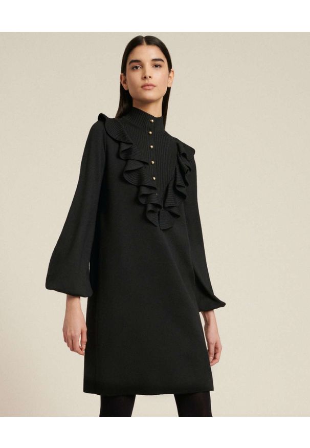 Luisa Spagnoli - LUISA SPAGNOLI - Czarna wełniana sukienka z falbanką MADRE. Kolor: czarny. Materiał: wełna. Długość: mini