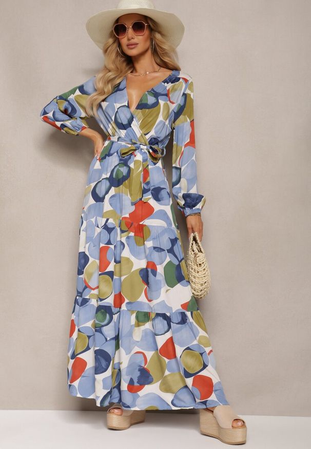 Renee - Niebiesko-Biała Sukienka z Wiskozy o Trójkątnym Dekolcie z Gumką w Talii i Materiałowym Paskiem Fiavena. Okazja: na imprezę. Kolor: niebieski. Materiał: materiał, wiskoza. Sezon: lato. Typ sukienki: rozkloszowane. Styl: klasyczny