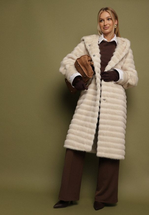 Born2be - Beżowy Futrzany Płaszcz w Pikowany Wzór z Kapturem Esarra. Okazja: na spotkanie biznesowe, na co dzień, do pracy, na spacer. Typ kołnierza: kaptur. Kolor: beżowy. Materiał: futro. Długość: długie. Styl: biznesowy, casual, elegancki