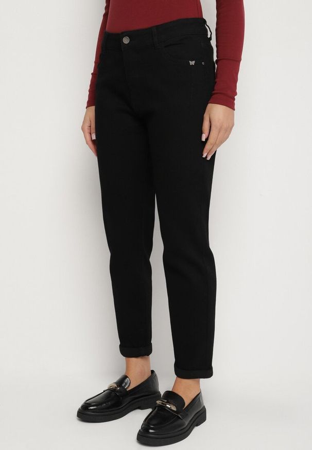 Born2be - Czarne Casualowe Jeansy o Kroju Mom Fit Arettia. Okazja: na co dzień. Stan: podwyższony. Kolor: czarny. Styl: casual
