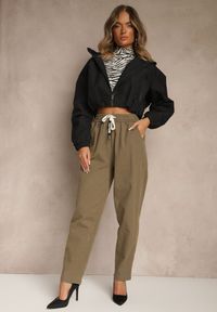 Renee - Ciemnobeżowe Spodnie z Bawełny Mom Fit Ozdobione Sznurkiem Apinella. Okazja: na co dzień. Kolor: beżowy. Materiał: bawełna. Wzór: aplikacja. Styl: casual