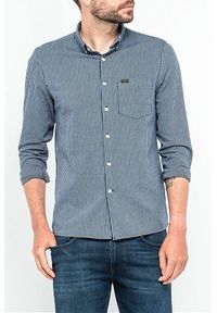 Lee - LEE SLIM BUTTON DOWN MĘSKA KOSZULA MATERIAŁOWA PASKI NIGHT SKY L66XZQSJ 112116850. Typ kołnierza: button down. Materiał: materiał. Wzór: paski