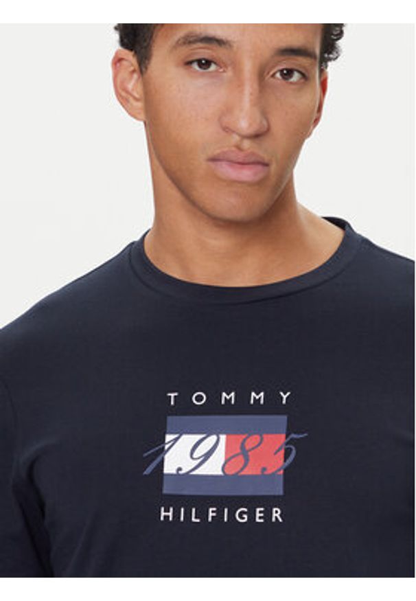 TOMMY HILFIGER - Tommy Hilfiger T-Shirt Linear Flag MW0MW41338 Granatowy Regular Fit. Kolor: niebieski. Materiał: bawełna