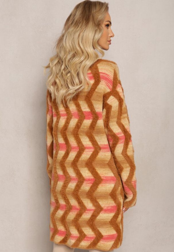 Renee - Ciemnobeżowy Luźny Kardigan Niezapinany w Geometryczny Print Sheshy. Kolor: beżowy. Materiał: tkanina, dzianina. Wzór: nadruk, geometria. Styl: elegancki