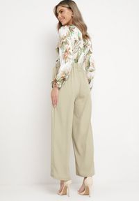 Born2be - Jasnozielony Kombinezon z Szerokimi Nogawkami z Kwiatową Górą i Paskiem z Klamrą Ilanvi. Okazja: na co dzień. Kolor: zielony. Długość rękawa: długi rękaw. Długość: długie. Wzór: kwiaty. Styl: casual #4