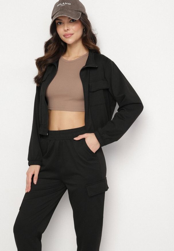 Born2be - Czarny Komplet Dresowy Cargo Bluza i Spodnie z Kieszeniami Kormilla. Kolor: czarny. Materiał: dresówka