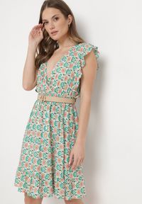 Born2be - Zielona Sukienka Mini z Wiskozy w Mozaikowy Wzór z Gumką w Pasie Lariaa. Okazja: na co dzień. Typ kołnierza: dekolt w serek, kołnierz z falbankami. Kolor: zielony. Materiał: wiskoza. Długość rękawa: na ramiączkach. Typ sukienki: rozkloszowane. Styl: casual, elegancki. Długość: mini #3