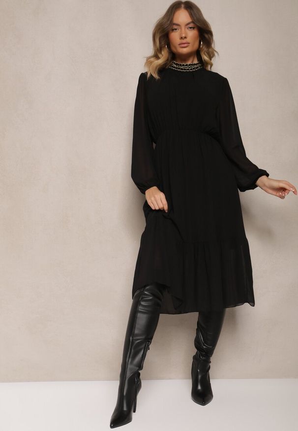 Renee - Czarna Sukienka z Aplikacjami na Stójce i z Gumką w Talii Lilora. Typ kołnierza: kołnierzyk stójkowy. Kolor: czarny. Długość rękawa: długi rękaw. Wzór: aplikacja. Typ sukienki: proste. Styl: elegancki