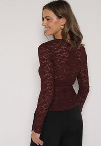 Born2be - Bordowa Koronkowa Bluzka z Długim Rękawem i Dekoltem w Serek Senafera. Typ kołnierza: dekolt w serek. Kolor: czerwony. Materiał: koronka. Długość rękawa: długi rękaw. Długość: długie. Styl: klasyczny, elegancki #7