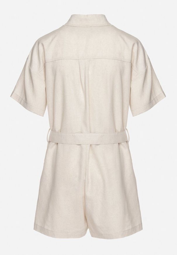 Born2be - Jasnobeżowy Kombinezon z Lnem i Wiskozą z Koszulową Górą i Materiałowym Paskiem z Klamrą Lolefia. Okazja: na co dzień. Kolor: beżowy. Materiał: materiał, len, wiskoza. Długość rękawa: krótki rękaw. Długość: krótkie. Styl: wizytowy, casual, elegancki