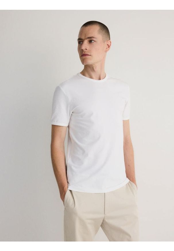 Reserved - T-shirt slim fit - biały. Kolor: biały. Materiał: dzianina, bawełna