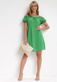 Born2be - Zielona Sukienka Mini Hiszpanka z Marszczoną Gumką Lakenzie. Typ kołnierza: dekolt hiszpanka. Kolor: zielony. Długość rękawa: krótki rękaw. Sezon: wiosna, lato. Typ sukienki: rozkloszowane. Długość: mini #2