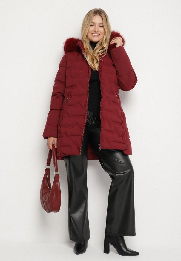 Born2be - Bordowa Pikowana Kurtka z Kapturem z Futerkiem Espenna. Okazja: na co dzień. Typ kołnierza: kaptur. Kolekcja: plus size. Kolor: czerwony. Materiał: futro. Sezon: zima. Styl: elegancki, casual