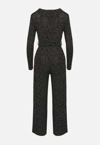 Born2be - Czarny Kombinezon z Wiskozą o Kopertowym Kroju z Paskiem Zdobiony Metaliczną Nicią Loradi. Okazja: na co dzień. Kolor: czarny. Materiał: wiskoza. Długość rękawa: długi rękaw. Długość: długie. Wzór: aplikacja. Styl: casual, elegancki #6