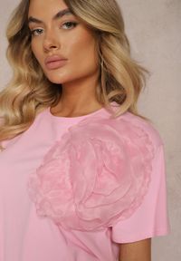Renee - Różowy Bawełniany T-shirt z Krótkim Rękawem i Ozdobnym Kwiatem Krissas. Okazja: do pracy, na spotkanie biznesowe, na co dzień. Kolor: różowy. Materiał: bawełna. Długość rękawa: krótki rękaw. Długość: krótkie. Wzór: kwiaty. Styl: casual, elegancki, biznesowy