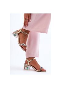 Damskie Sandały Na Obcasie Z Kryształkami Złote S.Barski MR1037-01 złoty. Zapięcie: pasek. Kolor: złoty. Materiał: skóra, tworzywo sztuczne. Wzór: aplikacja. Obcas: na obcasie. Wysokość obcasa: średni #5