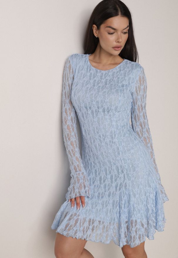 Born2be - Niebieska Sukienka Koronkowa z Rozkloszowanymi Rękawami Cinatea. Okazja: na co dzień. Typ kołnierza: kokarda. Kolor: niebieski. Materiał: koronka. Typ sukienki: proste. Styl: casual