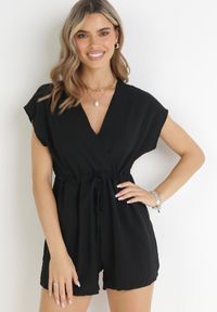 Born2be - Czarny Krótki Kombinezon z Krótkim Rękawem i Ściągaczem w Talii Aliaa. Kolor: czarny. Materiał: materiał. Długość rękawa: krótki rękaw. Długość: krótkie #4