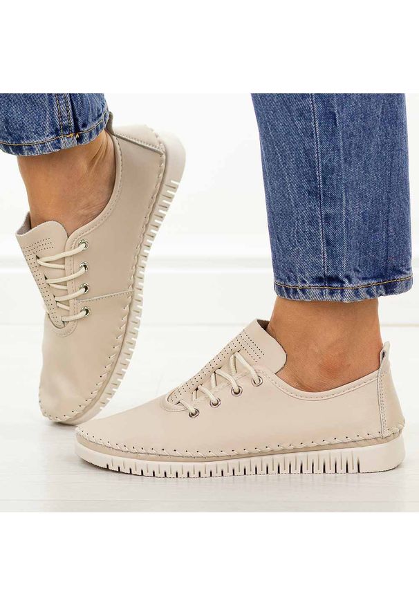 Beżowe skórzane półbuty damskie Cambell 87319. Okazja: na co dzień. Zapięcie: sznurówki. Kolor: beżowy. Materiał: skóra. Szerokość cholewki: normalna. Wzór: ażurowy. Sezon: wiosna, lato, jesień. Styl: casual, klasyczny, elegancki