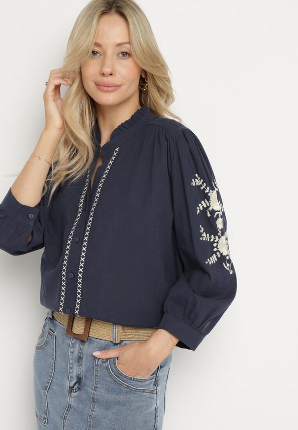 Born2be - Granatowa Koszula z Bawełny Zdobiona Haftem i Delikatną Falbanką onamira. Okazja: na co dzień. Typ kołnierza: dekolt w kształcie V, kołnierzyk stójkowy. Kolor: niebieski. Materiał: bawełna. Długość rękawa: długi rękaw. Długość: długie. Wzór: aplikacja, haft. Styl: casual