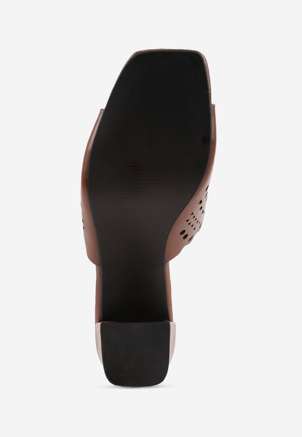 Renee - Brązowe Ażurowe Klapki na Słupkowym Obcasie z Kwadratowym Noskiem Lumetia. Okazja: na co dzień. Kolor: brązowy. Wzór: ażurowy. Sezon: lato. Obcas: na obcasie. Styl: boho, casual. Wysokość obcasa: średni