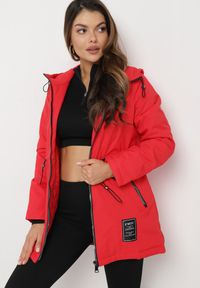 Born2be - Czerwona Kurtka Parka z Kapturem i Ściągaczami w Pasie Arilira. Typ kołnierza: kaptur. Kolor: czerwony. Styl: klasyczny #6