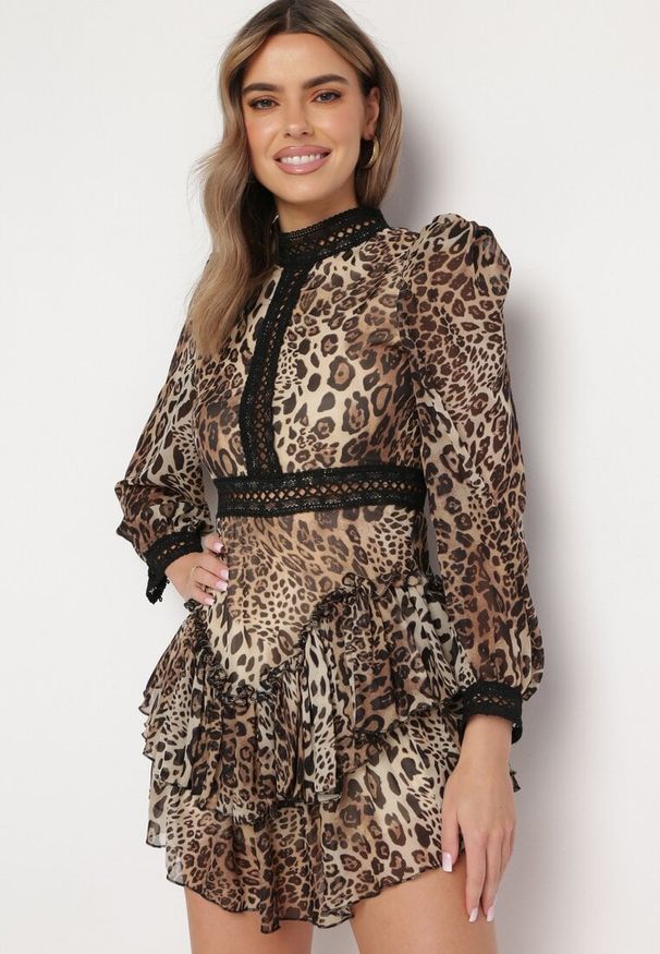 Born2be - Brązowa Rozkloszowana Sukienka Kombinezon Mini z Falbankami Gilha. Typ kołnierza: kołnierz z falbankami. Kolor: brązowy. Materiał: koronka. Wzór: aplikacja. Długość: mini