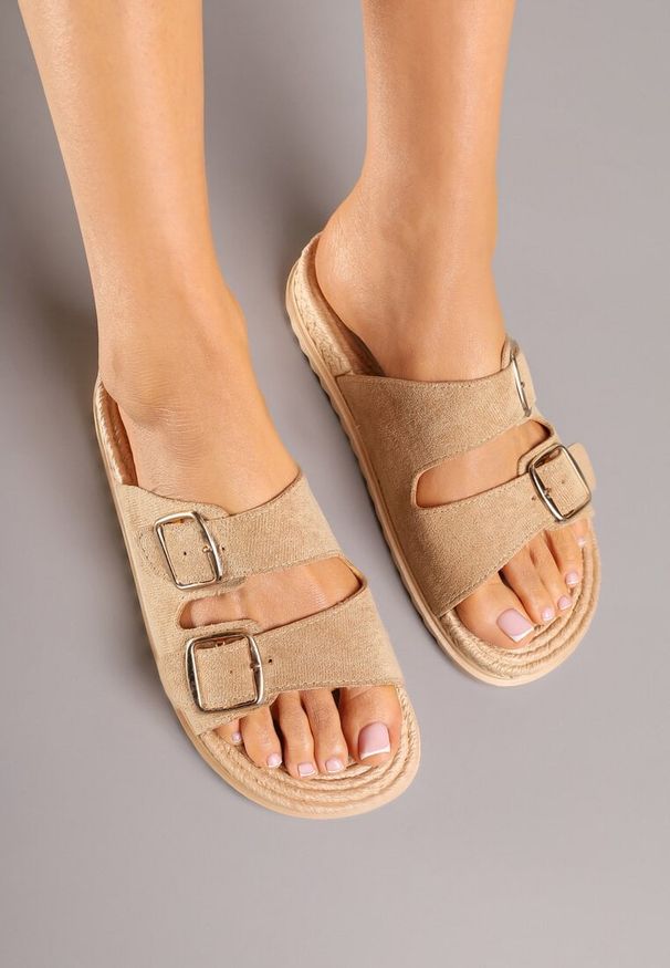 Renee - Ciemnobeżowe Wsuwane Klapki z Ozdobnymi Klamrami na Paskach Iabeaus. Okazja: na spacer, na plażę. Kolor: beżowy. Sezon: lato