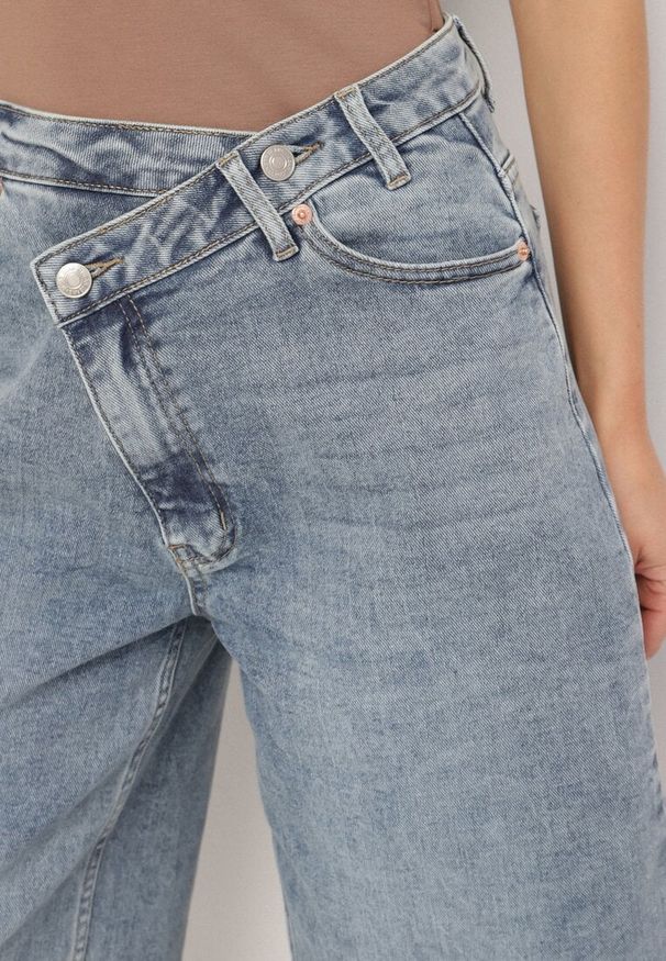 Born2be - Niebieskie Szorty Jeansowe Bermudy z Asymetrycznym Zapięciem Liladea. Okazja: na co dzień. Kolor: niebieski. Materiał: jeans. Długość: długie. Styl: casual, elegancki