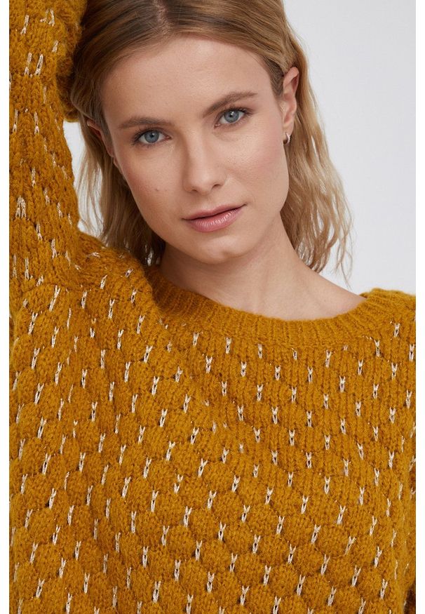 Vero Moda Sweter damski kolor żółty. Okazja: na co dzień. Kolor: żółty. Materiał: poliester, materiał, dzianina. Długość rękawa: długi rękaw. Długość: długie. Wzór: ze splotem. Styl: casual