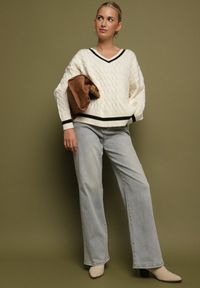 Born2be - Jasnobeżowy Sweter Preppy z Domieszką Kaszmiru Zdobiony Strukturalnym Splotem Lorentie. Okazja: na spotkanie biznesowe, do pracy, na co dzień. Typ kołnierza: dekolt w serek. Kolor: beżowy. Materiał: kaszmir. Wzór: aplikacja, ze splotem. Styl: elegancki, biznesowy, klasyczny, casual #4