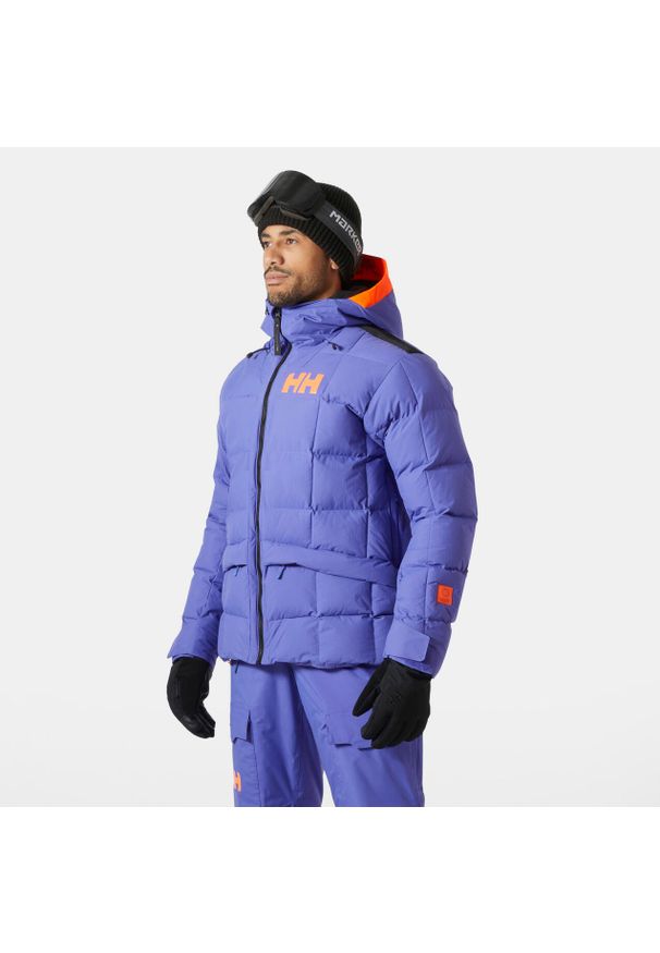 Kurtka z kapturem Helly Hansen Emiko Ridable. Typ kołnierza: kaptur. Kolor: fioletowy. Sezon: zima. Sport: narciarstwo