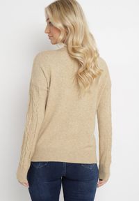 Born2be - Beżowy Sweter o Warkoczowym Splocie z Okrągłym Dekoltem Selinera. Kolor: beżowy. Materiał: dzianina. Wzór: ze splotem. Styl: klasyczny