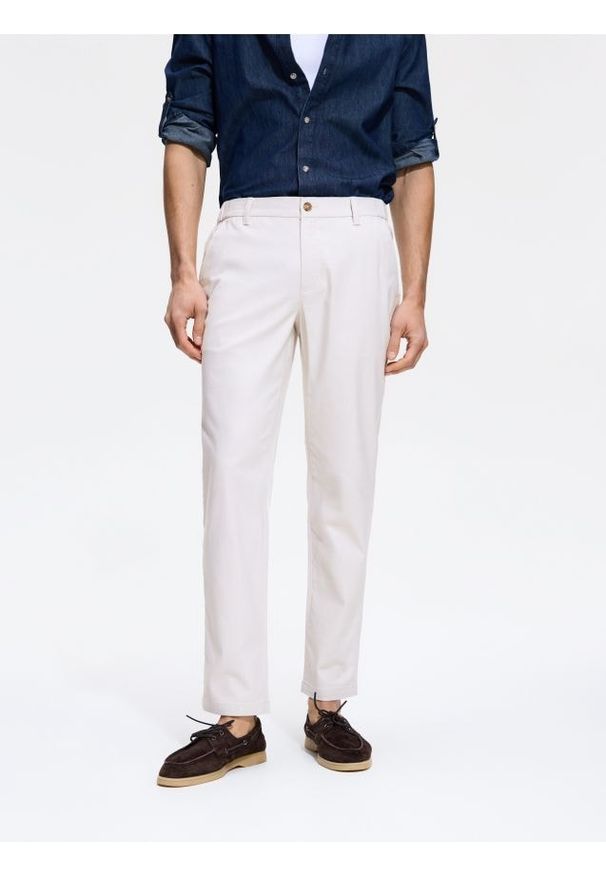 Reserved - Spodnie chino slim fit - beżowy. Kolor: beżowy. Materiał: bawełna, tkanina