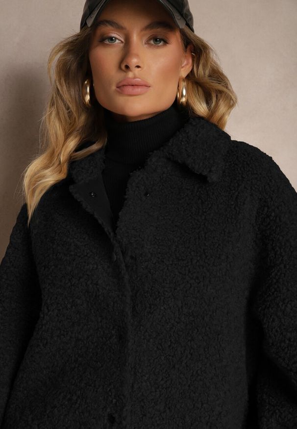 Renee - Czarna Kurtka Futrzana o Koszulowym Kroju Zapinana na Napy Venarissa. Okazja: na co dzień, na spacer. Kolor: czarny. Materiał: futro. Sezon: zima, jesień. Styl: elegancki, casual