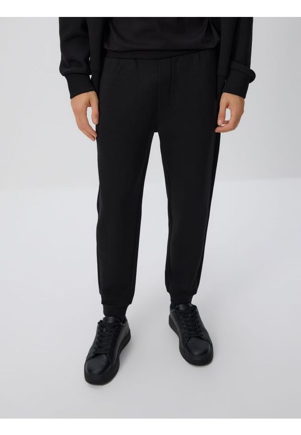 Reserved - Spodnie dresowe slim fit - czarny. Kolor: czarny. Materiał: dresówka