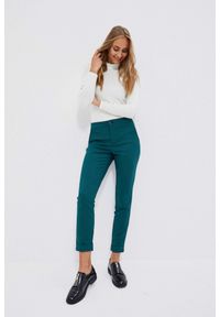 MOODO - Spodnie z prostą nogawką szmaragdowe. Kolor: zielony. Materiał: bawełna, elastan, poliamid #1