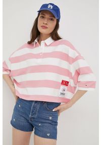 Tommy Jeans t-shirt bawełniany DW0DW12528.PPYY kolor różowy z kołnierzykiem. Kolor: różowy. Materiał: bawełna. Długość rękawa: krótki rękaw. Długość: krótkie. Wzór: nadruk, aplikacja #6