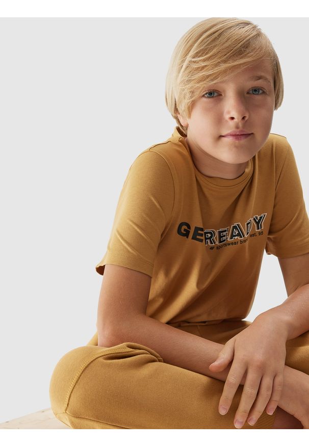 4f - T-shirt z nadrukiem chłopięcy - brązowy. Kolor: brązowy. Materiał: bawełna. Wzór: nadruk