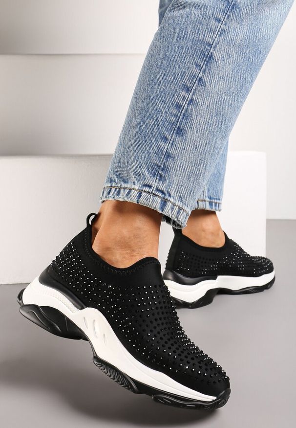 Born2be - Czarne Buty Sportowe w Cyrkonie na Grubej Podeszwie Coneta. Kolor: czarny. Wzór: aplikacja