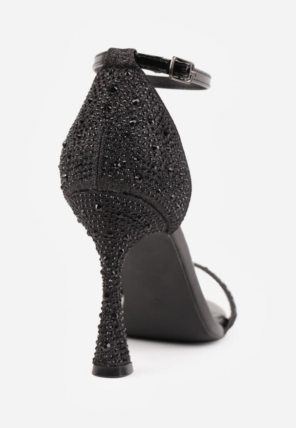 Renee - Czarne Brokatowe Sandały na Klepsydrowej Szpilce z Drobnymi Cyrkoniami Isoldis. Okazja: na wesele, na studniówkę, na sylwestra, na ślub cywilny. Zapięcie: sprzączka. Kolor: czarny. Wzór: aplikacja. Styl: glamour, elegancki