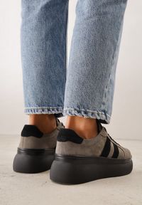 Renee - Ciemnobeżowe Zamszowe Sneakersy Chunky na Platformie Teslara. Okazja: na co dzień. Kolor: beżowy. Materiał: zamsz. Obcas: na platformie #6