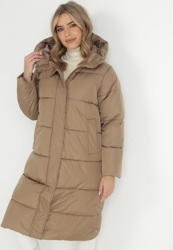 Born2be - Jasnobrązowa Kurtka za Kolano Pikowana Fiddaf. Kolor: brązowy