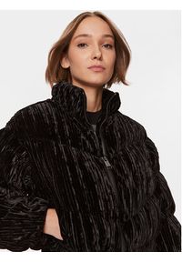 Guess Kurtka zimowa Roux W3BL10 KBWC2 Czarny Relaxed Fit. Kolor: czarny. Materiał: syntetyk. Sezon: zima