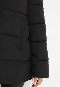 Born2be - Czarna Kurtka Pikowana z Nieodpinanym Kapturem i Suwakami na Dole Nornals. Kolor: czarny. Sezon: zima, jesień #5