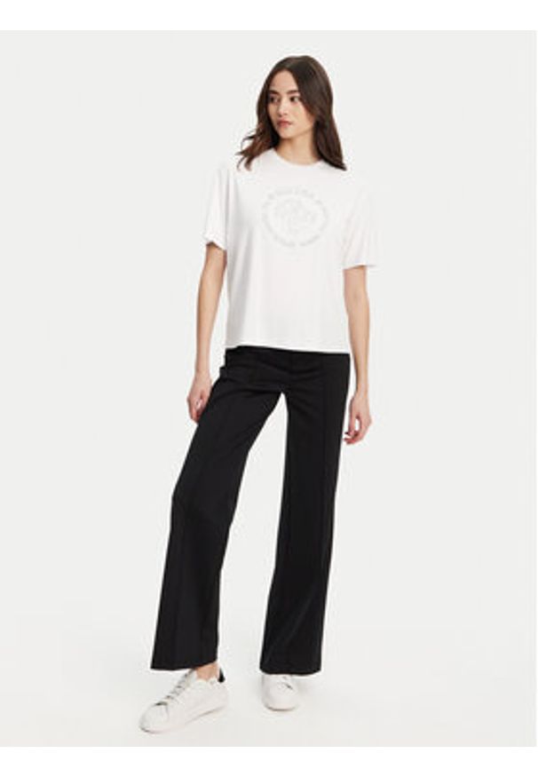 Guess T-Shirt V5YI05 KCOA2 Biały Regular Fit. Kolor: biały. Materiał: wiskoza