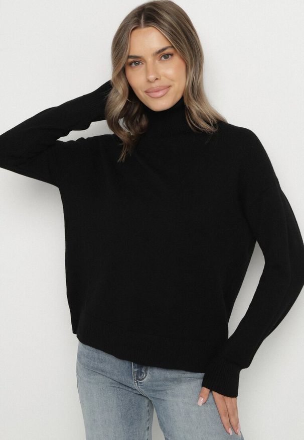 Born2be - Czarny Golf z Domieszką Kaszmiru Ozdobiony Przeszyciami Avonella. Okazja: na co dzień. Typ kołnierza: golf. Kolor: czarny. Materiał: kaszmir. Wzór: aplikacja. Styl: casual, klasyczny