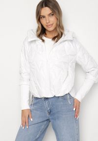 Born2be - Biała Kurtka z Pikowanymi Przeszyciami o Pudełkowym Kroju Tacholla. Okazja: na co dzień, na spacer. Kolor: biały. Materiał: jeans. Wzór: aplikacja. Styl: casual